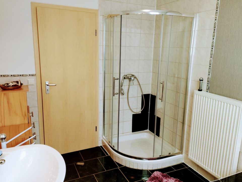 Badezimmer mit Dusche