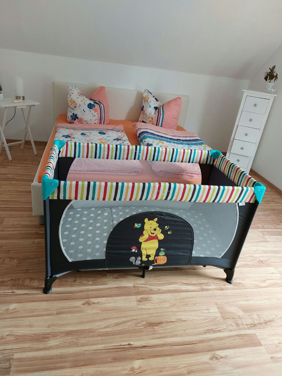 Schlafzimmer mit Kinderbett – auf Wunsch für Familien mit Baby