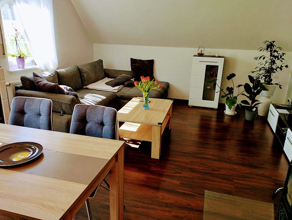 Wohn- und Essbereich der Ferienwohnung Blick zum Wald in Neuenstadt am Kocher